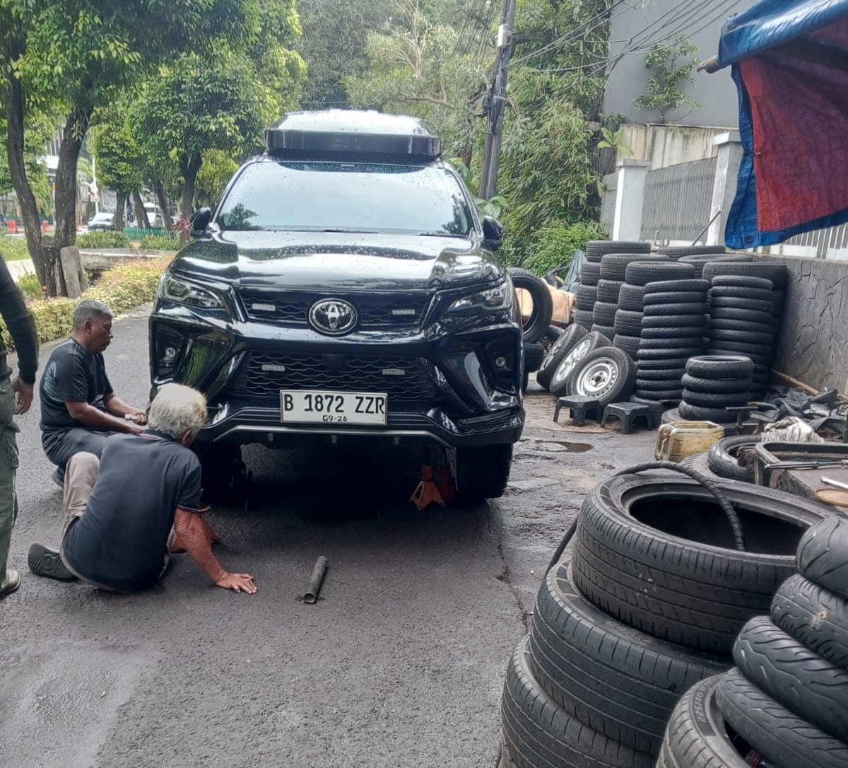 Mekanik Bengkel Catur Manunggal Lakukan Spooring dan Penggantian Ban Demi Kenyamanan dan Keselamatan Berkendara